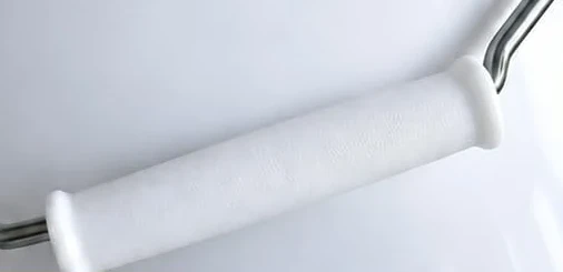 白いグリップ付きの金属ハンドル